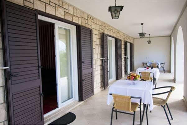 Guest house Burin Mlini Extérieur photo