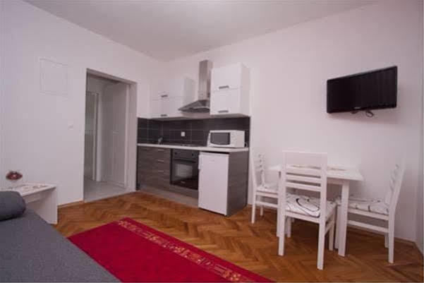 Guest house Burin Mlini Extérieur photo
